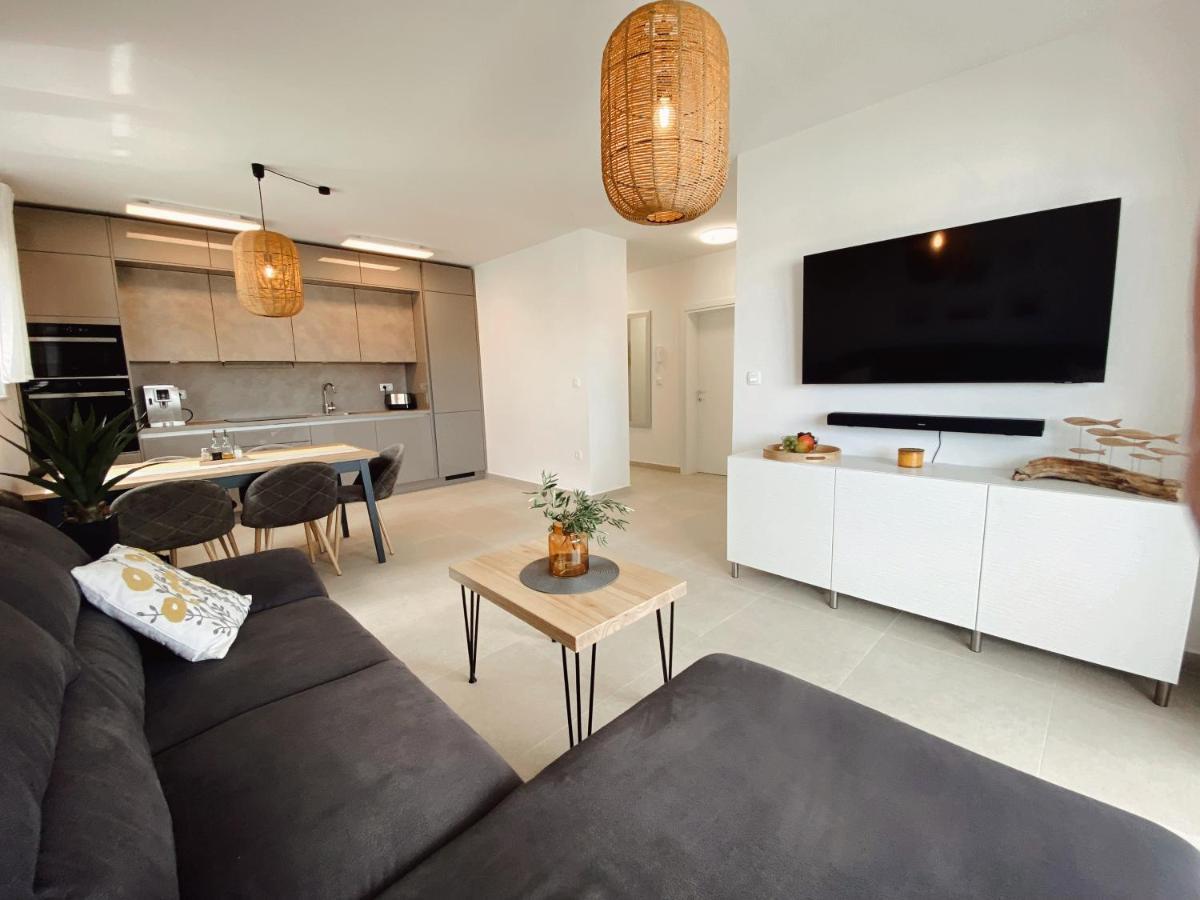 Apartment Agnes With 63 M2 Rooftop Terrace, Grill And Pool Okrug Gornji Kültér fotó