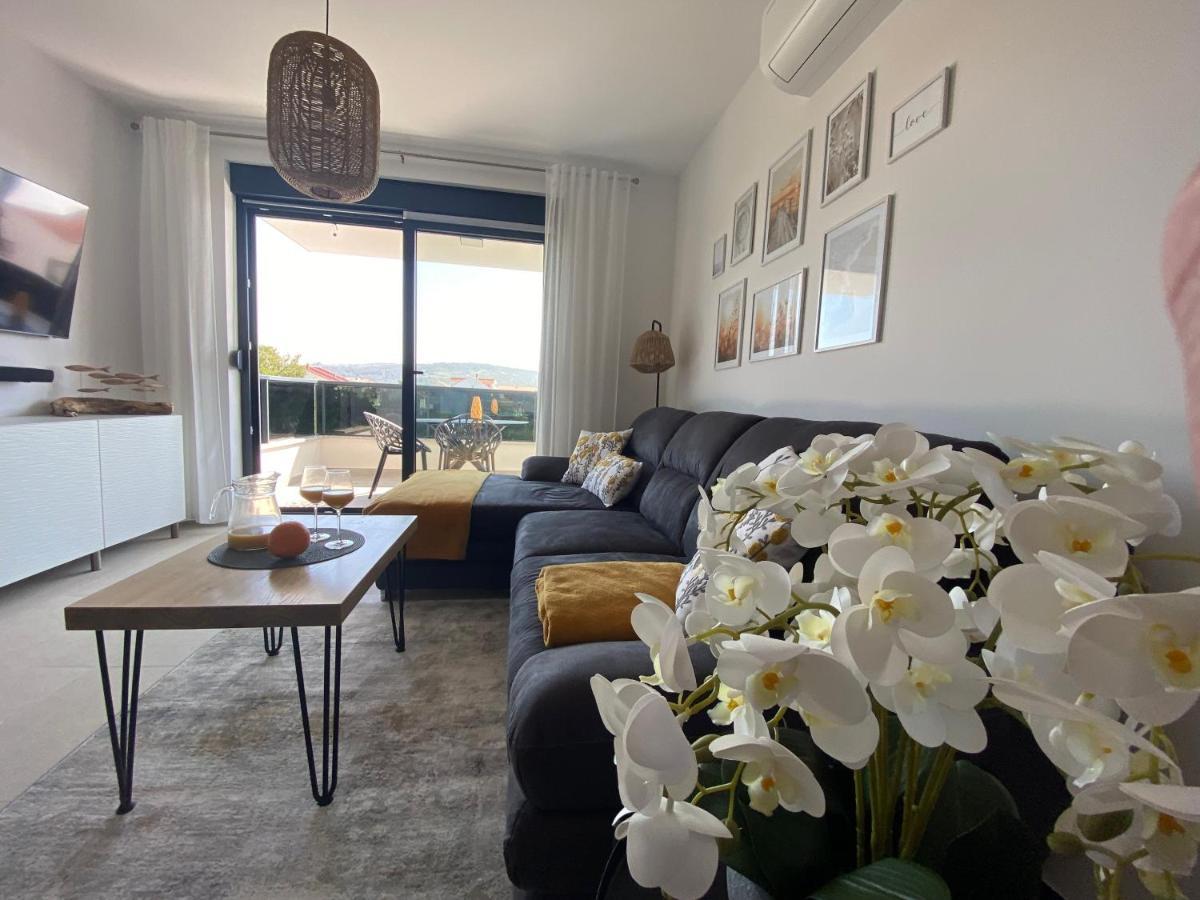 Apartment Agnes With 63 M2 Rooftop Terrace, Grill And Pool Okrug Gornji Kültér fotó