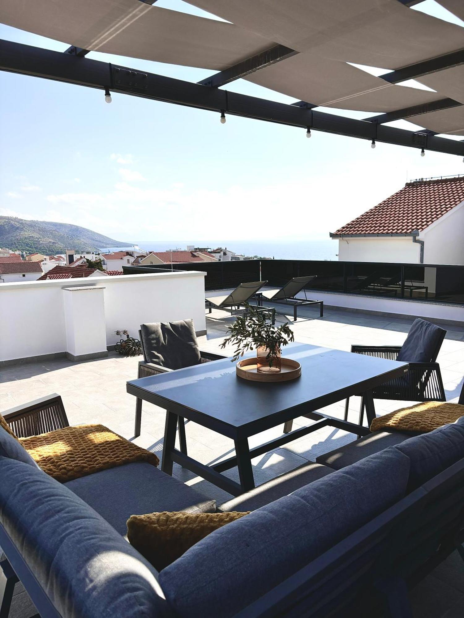 Apartment Agnes With 63 M2 Rooftop Terrace, Grill And Pool Okrug Gornji Kültér fotó