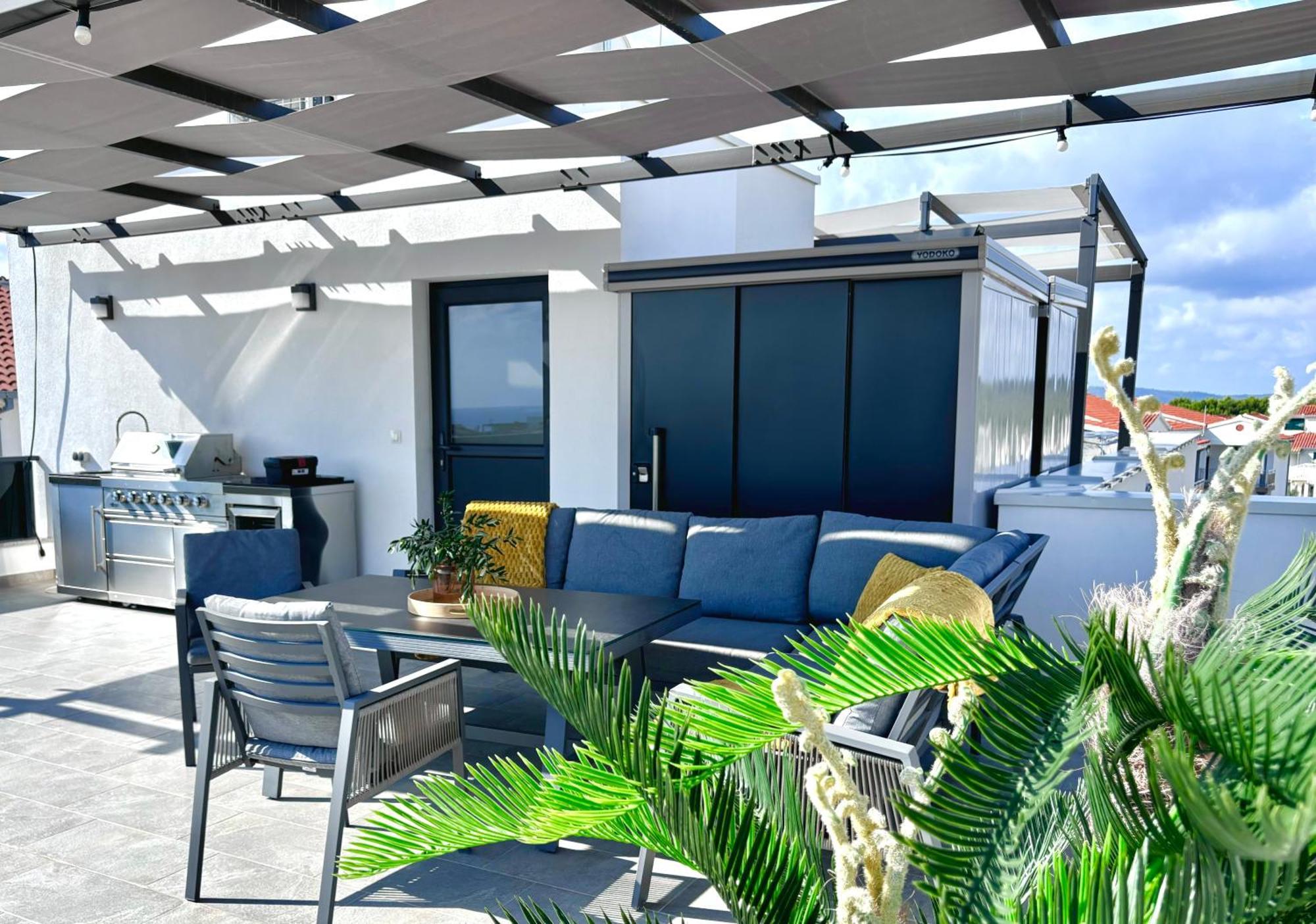 Apartment Agnes With 63 M2 Rooftop Terrace, Grill And Pool Okrug Gornji Kültér fotó